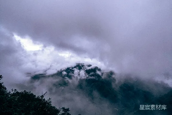 高清摄影 山间云雾缭绕的一角