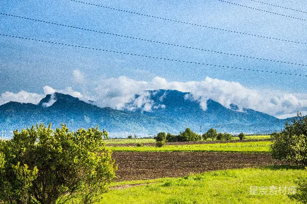 高清摄影 山下绿草地上，蓝天白云间白天景色