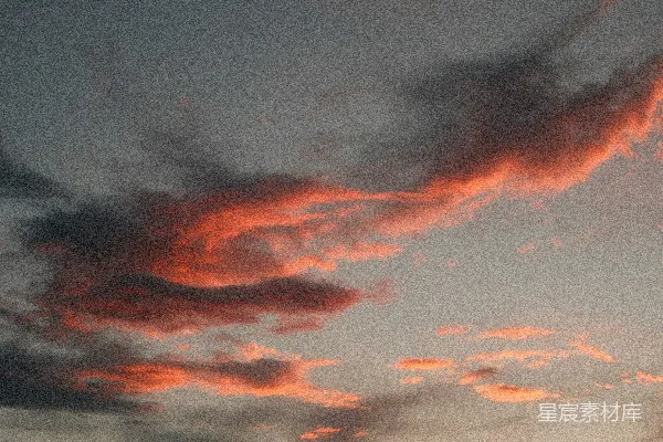 高清摄影 夕阳下红色和橙色的云朵 against 灰色的天空。