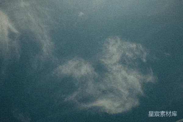 高清摄影 淡白色的云在浅蓝色的天空中漂浮。