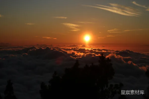 高清摄影 山峰间云海日落。