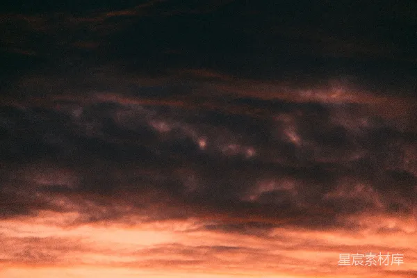 高清摄影 傍晚夕阳映照下的暗云泛着橙色