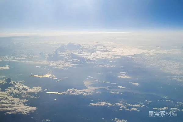 高清摄影 天空中太阳正照耀在云层之上