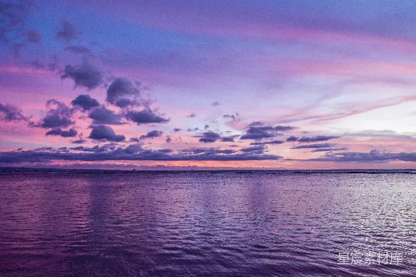 高清摄影 湖面上紫色和蓝色的夕阳