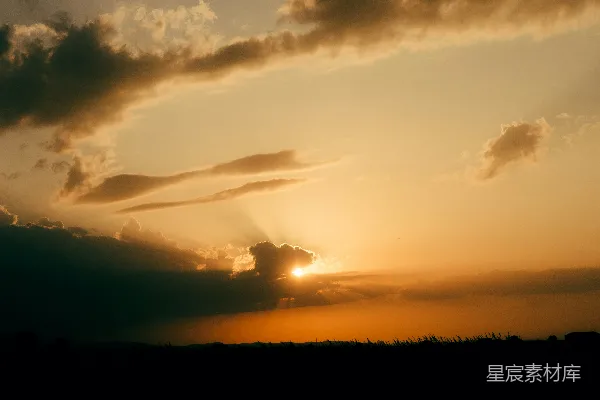 高清摄影 金色的夕阳，阳光穿透云层。