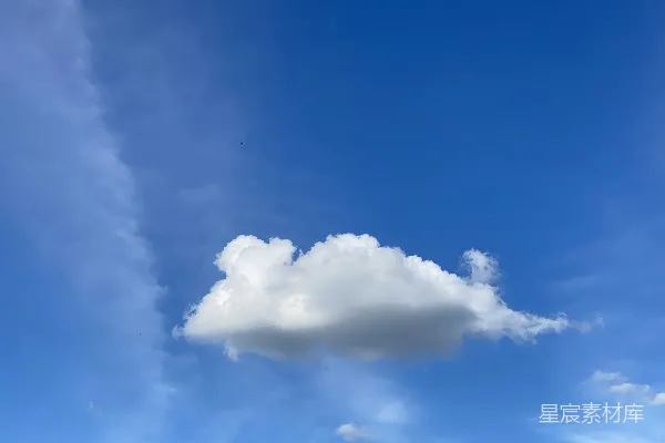 高清摄影 一朵白色的云漂浮在蔚蓝的天空中。