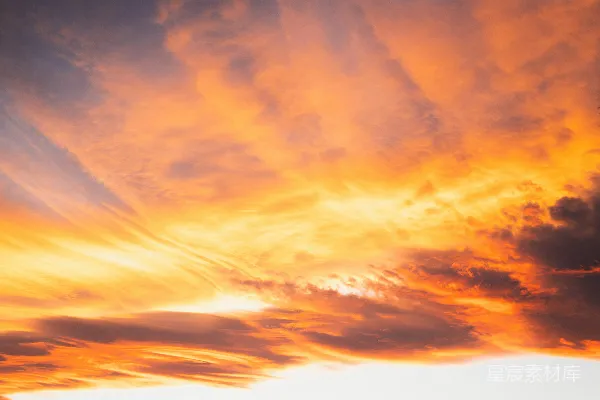 高清摄影 壮观的夕阳天空，橙色和紫色交织的云彩。