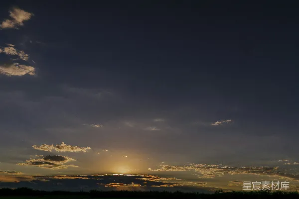 高清摄影 金色的夕阳透过乌云照耀在暗淡的暮 sky 中。