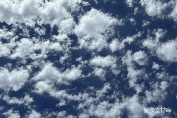 高清摄影 fluffy白的云朵散落在深蓝的天空中。
