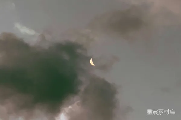 高清摄影 弯月从戏剧性的云层中探出头来
