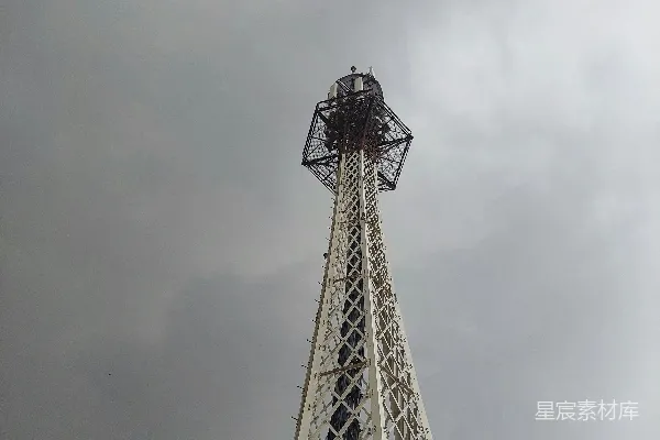 高清摄影 一座高耸的金属塔矗立在天空背景下