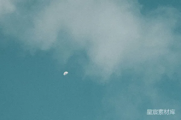 高清摄影 一只小的白色气球飘浮在蓝天中。