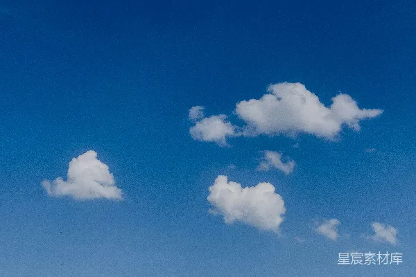 高清摄影 fluffy白云漂浮在湛蓝的天空中。