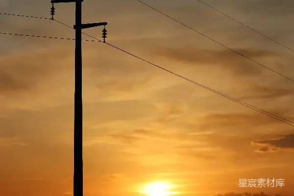 高清摄影 夕阳落在一根电话杆后面
