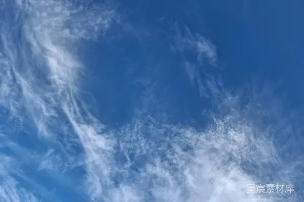高清摄影 蓝天白云，飘浮着白色的卷云。