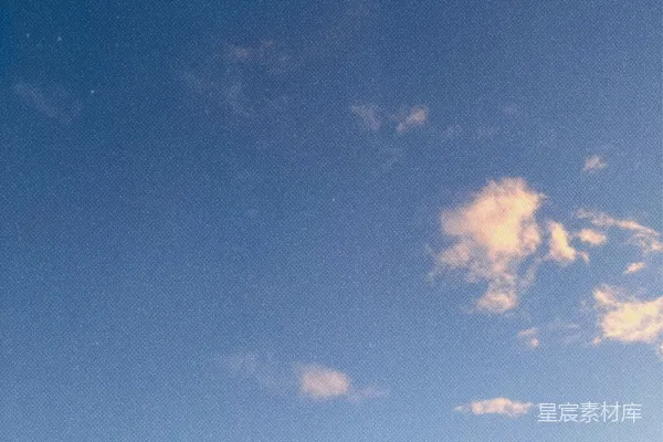 高清摄影 晴朗的蓝天中有零星的白云。