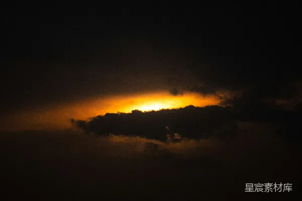 高清摄影 傍晚阳光穿透阴云。