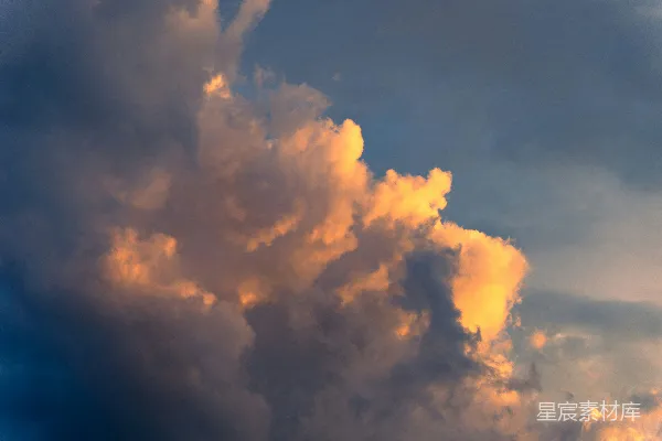 高清摄影 夕阳下的金色云彩映衬在蔚蓝的天空中。