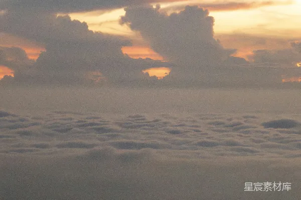 高清摄影 夕阳金黄洒满一片浩瀚的云海。