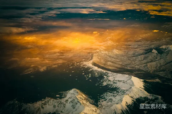 高清摄影 夕阳下的雪山全景