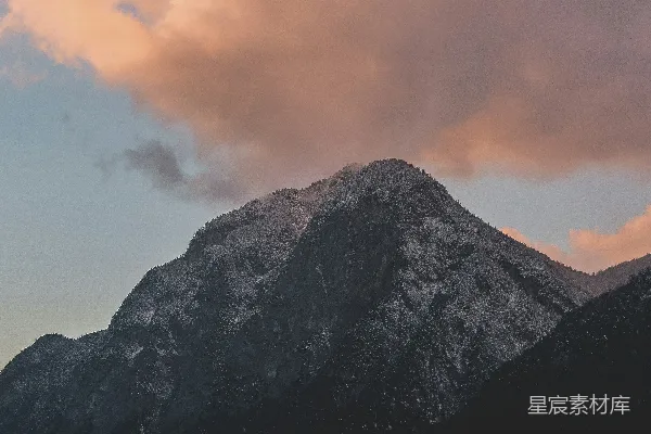 高清摄影 白天乌云密布下的黑山和灰山