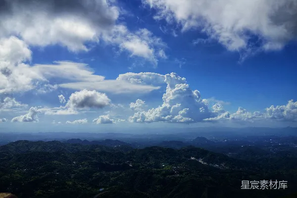 高清摄影 蓝天白云下滚动的绿丘上的 dramatic 云彩。