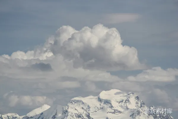 高清摄影 山顶白雪覆盖， overhead 云层壮丽横亘。