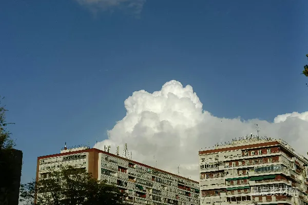 高清摄影 公寓建筑与一大片乌云的天空相对。