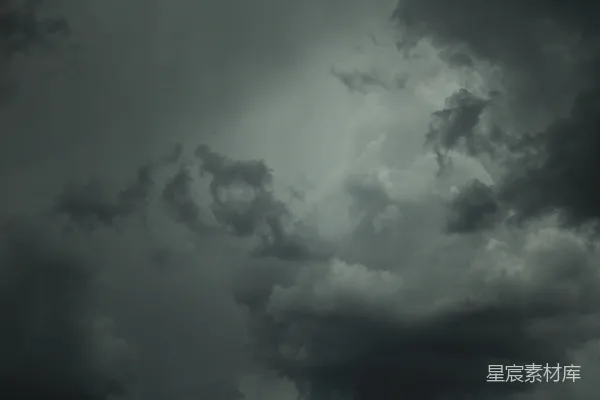 高清摄影 天空中聚集着阴沉而戏剧性的暴风雨云。