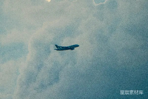 高清摄影 飞机穿过了气势磅礴的暴风雨云层