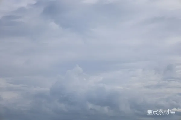 高清摄影 一片灰白色云朵交织的阴天。