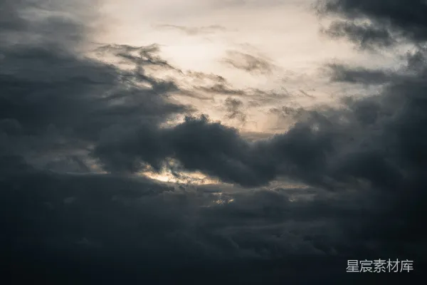 高清摄影 黄昏时，暗淡的乌云遮蔽了太阳。