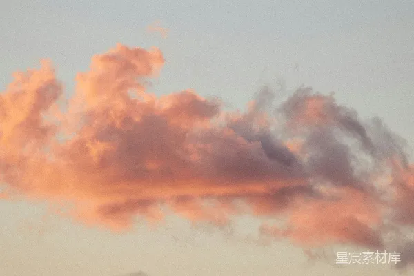 高清摄影 夕阳下，粉色和橙色的云朵映衬在浅蓝色的天空中。