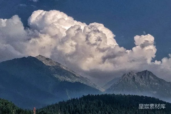 高清摄影 山峦之间云雾缭绕的一景