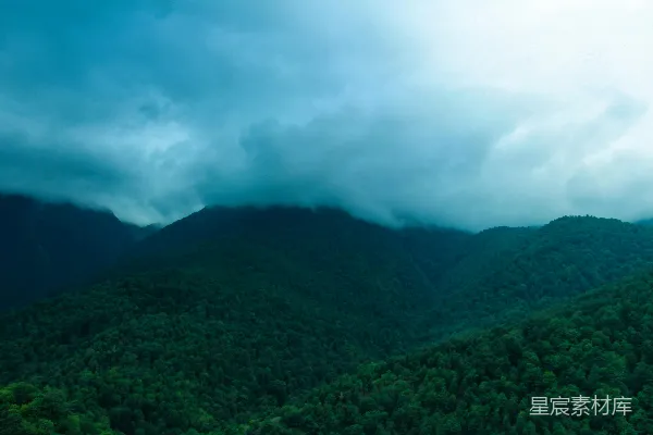 高清摄影 云雾覆盖的山脉全景