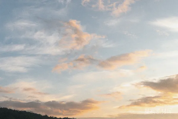 高清摄影 日落时分，湖面平静，森林环绕的山丘上空飘浮着云彩。