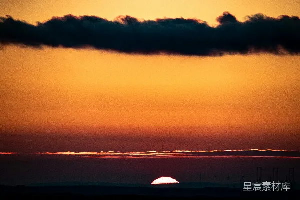 高清摄影 夕阳西下，落在一片水域的天际线上。