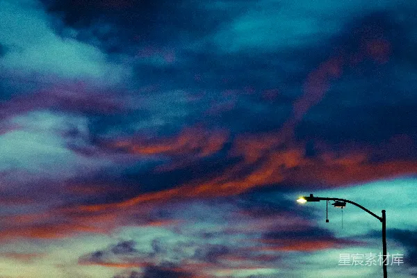 高清摄影 街灯坐落在阴云密布的夜空下