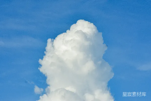 高清摄影 天空中有大片云层，遮蔽了一些树木。