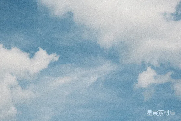 高清摄影 白云漂浮在淡蓝色的天空中