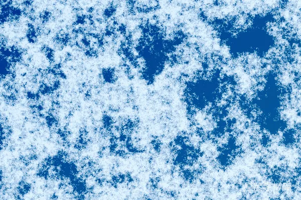 高清摄影 深蓝天空下洁白的云朵。