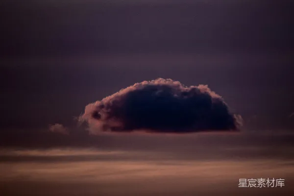 高清摄影 天空中一大片乌云的背景下