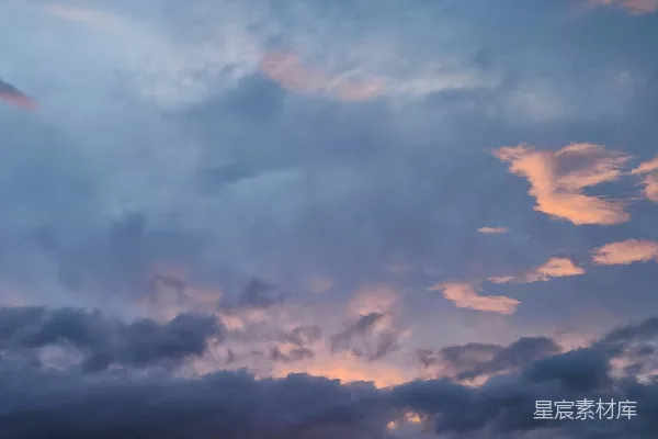 高清摄影 夕阳下的 dramatic 云朵，带有粉红色和橙色的色调。