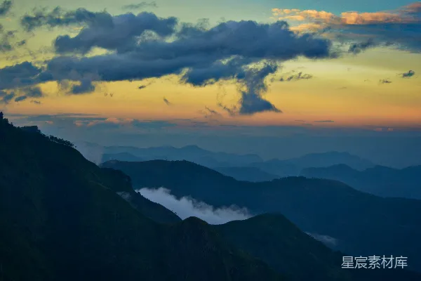 高清摄影 白天山间白云的景象