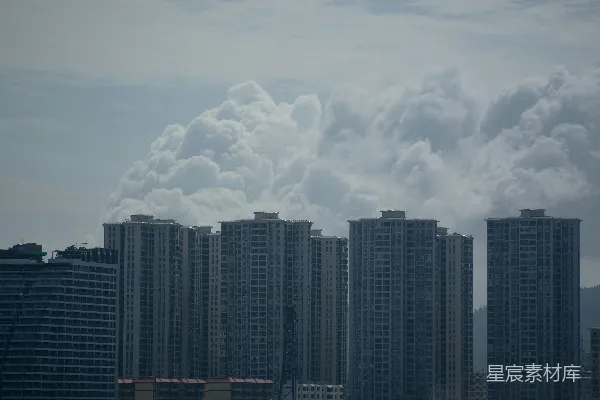 高清摄影 高建筑物耸立在一片戏剧性的云层天空中。