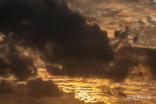 高清摄影 夕阳下的戏剧性云彩与金色的光线