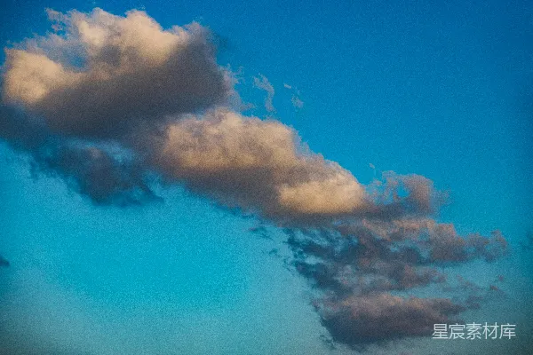 高清摄影 fluffy云在明亮的天空中漂浮