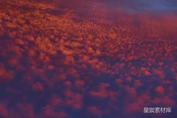 高清摄影 夕阳下的火焰云，深蓝色的天空。