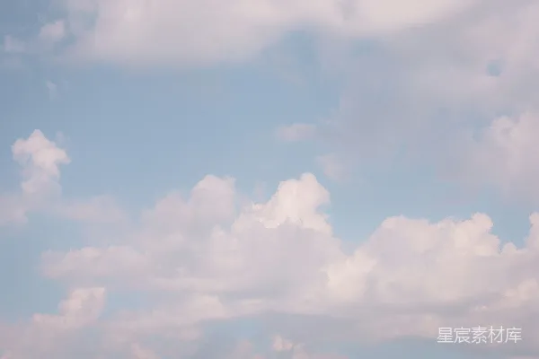 高清摄影 白色的云朵散落在蓝天上