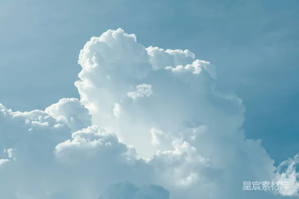 高清摄影 fluffy 白色的云朵悬浮在深蓝的天空中。